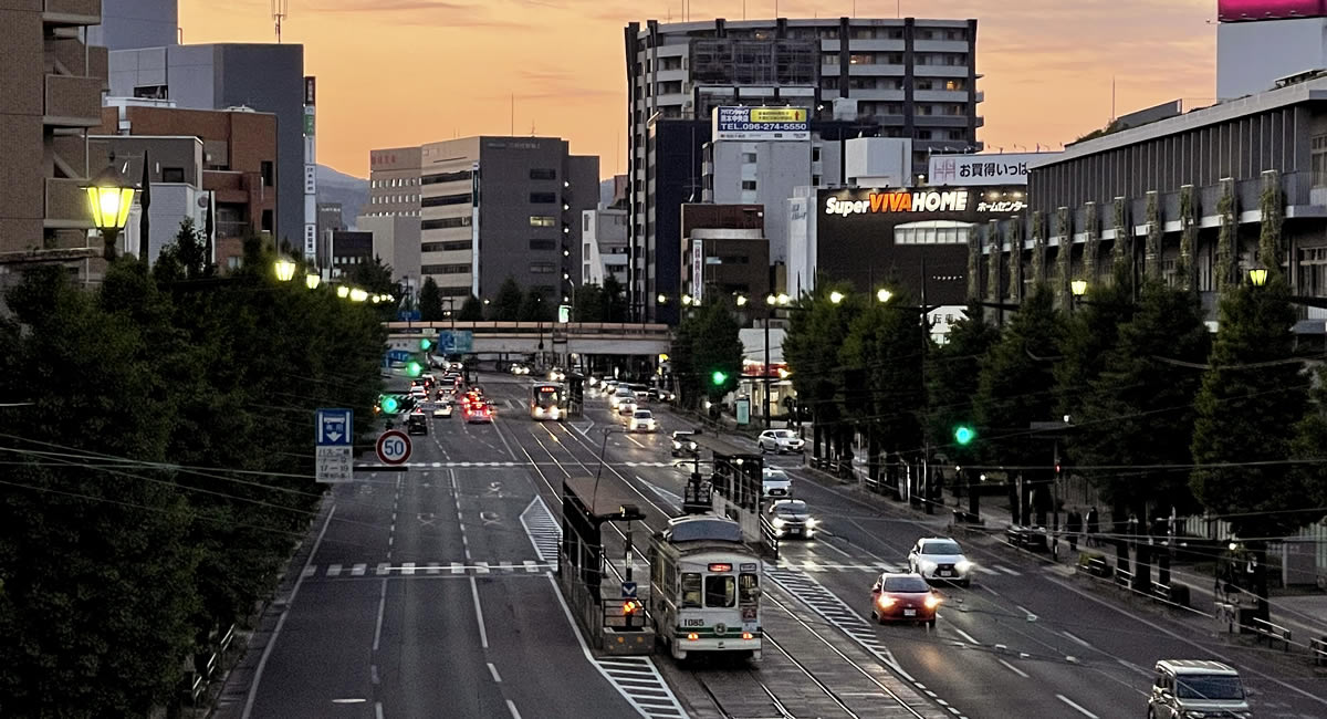 熊本市中央区の電車通りの夕刻
