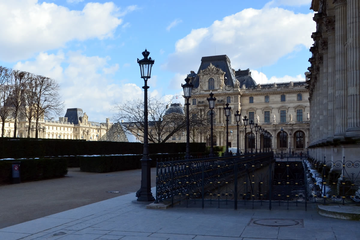 フランス・パリ・ルーブル美術館の建物と街灯