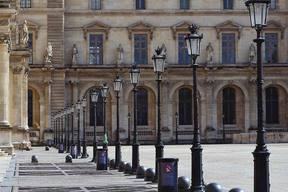 フランス・パリ・ルーブル美術館中庭と街灯